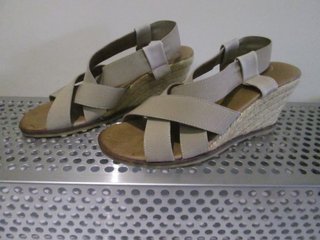 SANDALIAS DE CUÑA CON SUELA DE ESPARTO NUMERO 35