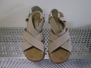 SANDALIAS DE CUÑA CON SUELA DE ESPARTO NUMERO 35
