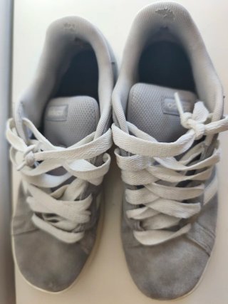 Zapatillas Adidas Grises y Blancas