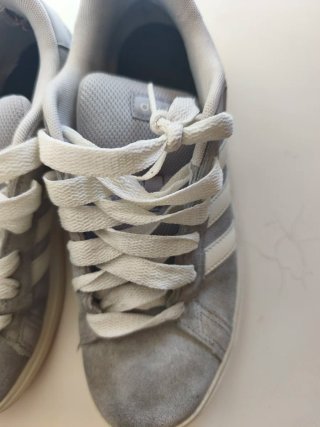Zapatillas Adidas Grises y Blancas