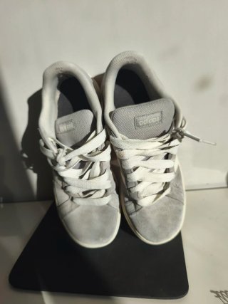 Zapatillas Adidas Grises y Blancas