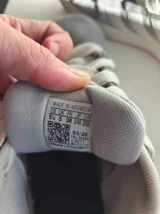 Zapatillas Adidas Grises y Blancas