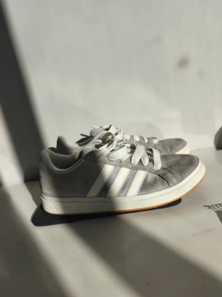 Zapatillas Adidas Grises y Blancas