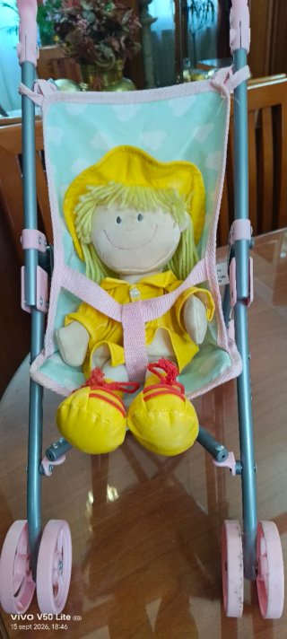Muñeca con carrito para bebé