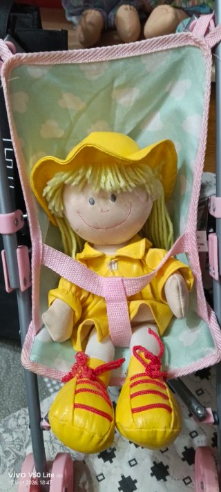 Muñeca con carrito para bebé