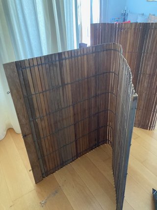 Dos persianas enrollables de madera