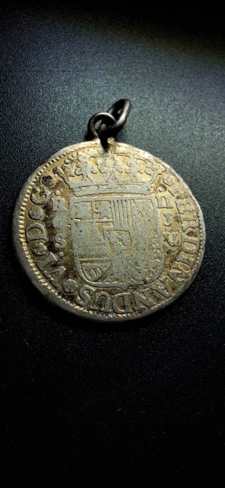 Moneda de plata antigua hecha colgante