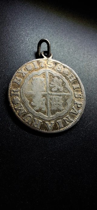 Moneda de plata antigua hecha colgante