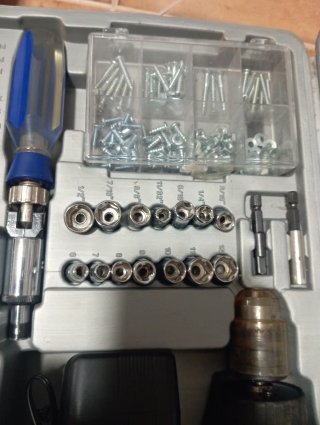 Maletín con taladro a batería y herramientas