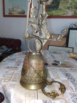 Campana antigua de bronce