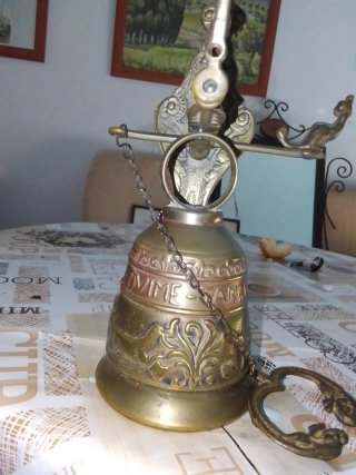 Campana antigua de bronce