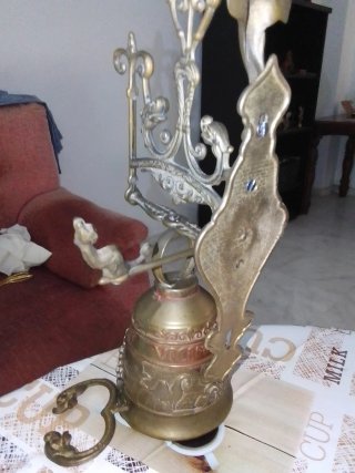 Campana antigua de bronce