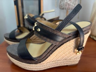 Sandalias Michael Kors Cuña Marrón y Negro
