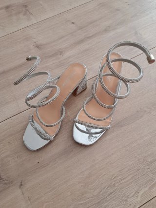 Sandalias plateadas con pedrería
