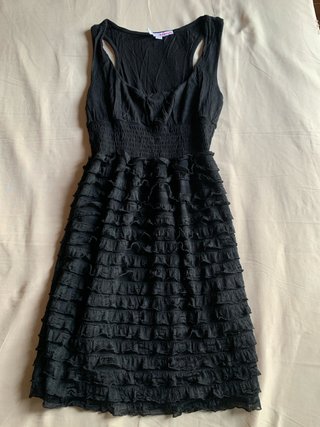 Vestido negro con volantes