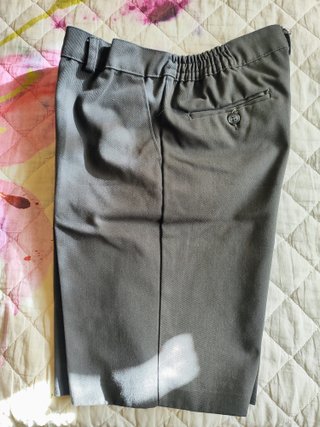 Pantalón gris corto La Asunción talla 16