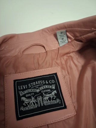 Cazadora Rockera Levi's Rosa, sin estrenar, nueva.