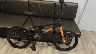 Bicicleta BMX negra y naranja