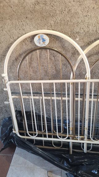 Cuna antigua blanca y dorada