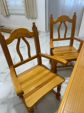 Tavolo in legno massello con vetro, quattro sedie