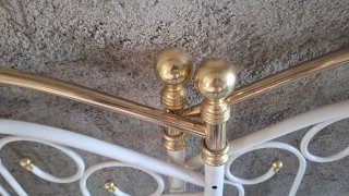 Cuna antigua blanca con detalles dorados