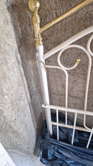 Cuna antigua blanca con detalles dorados