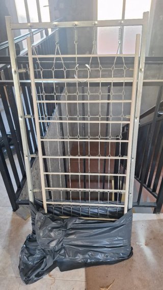 Cuna antigua blanca con detalles dorados