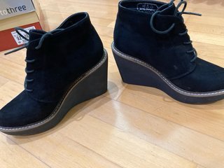 Botines negros con cordones