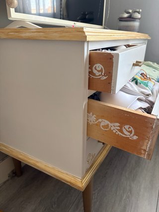 Cómoda blanca y dorada con detalles