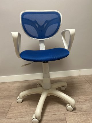 Silla de escritorio azul y blanca