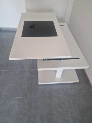 Mesa de centro blanca y negra elevable