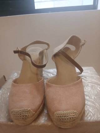Sandalias cuña rosa y beige