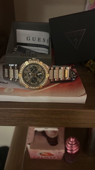 Reloj Guess Dorado y Plateado con Cristales