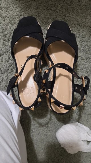 Sandalias JF negras con tachuelas doradas
