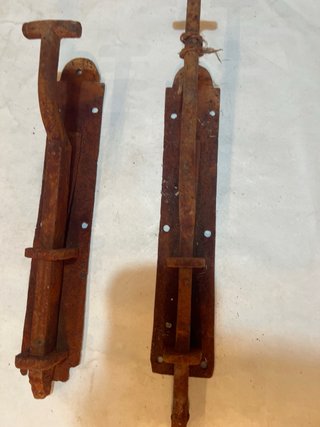 2 Cerrojos antiguos de hierro