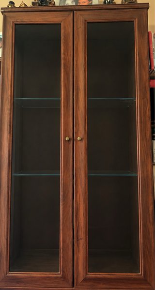 Vitrina de madera con puertas de cristal