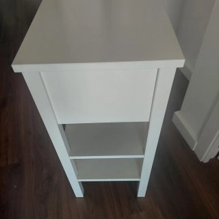 Mesa auxiliar blanca de madera