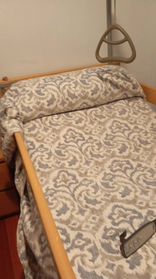 Cama articulada de madera y plástico
