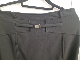 Falda recta negra con detalle hebilla