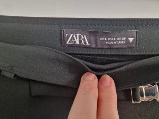 Falda recta negra con detalle hebilla