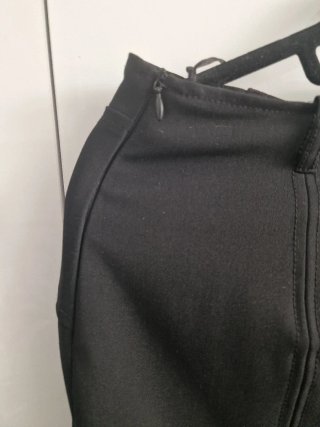 Falda recta negra con detalle hebilla
