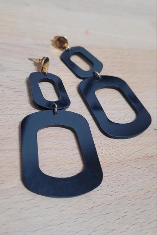 Pendientes largos negros y dorados