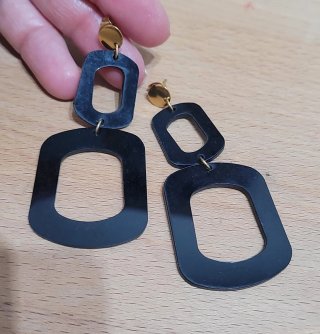 Pendientes largos negros y dorados