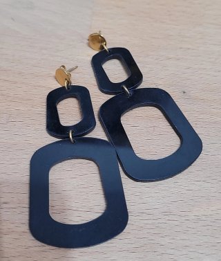 Pendientes largos negros y dorados