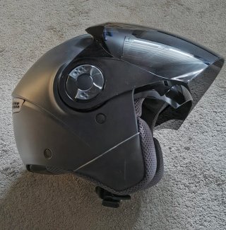 Casco de moto negro abatible