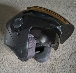 Casco de moto negro abatible