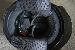 Casco de moto negro abatible