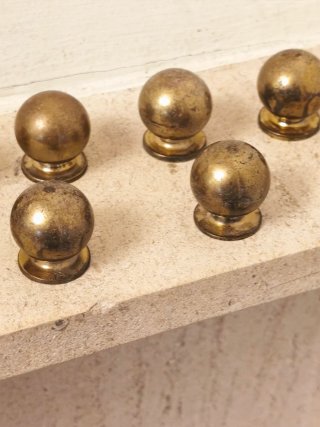 Ocho pomos de bronce para cajones son ocho