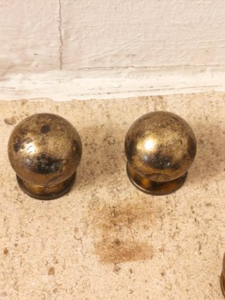 Ocho pomos de bronce para cajones son ocho