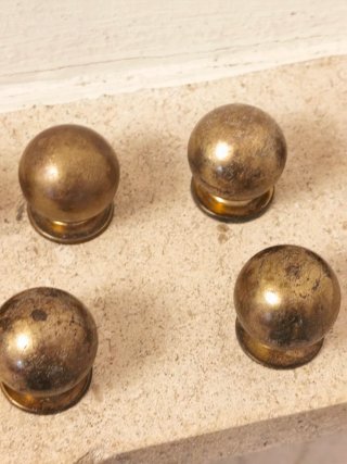 Ocho pomos de bronce para cajones son ocho
